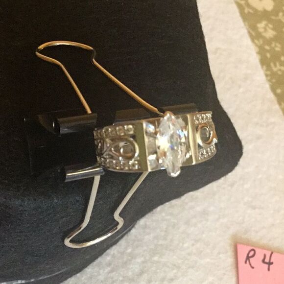 NEW ladies ring in size 10, large center stone with scrolling & small stones - Picture 7 of 12